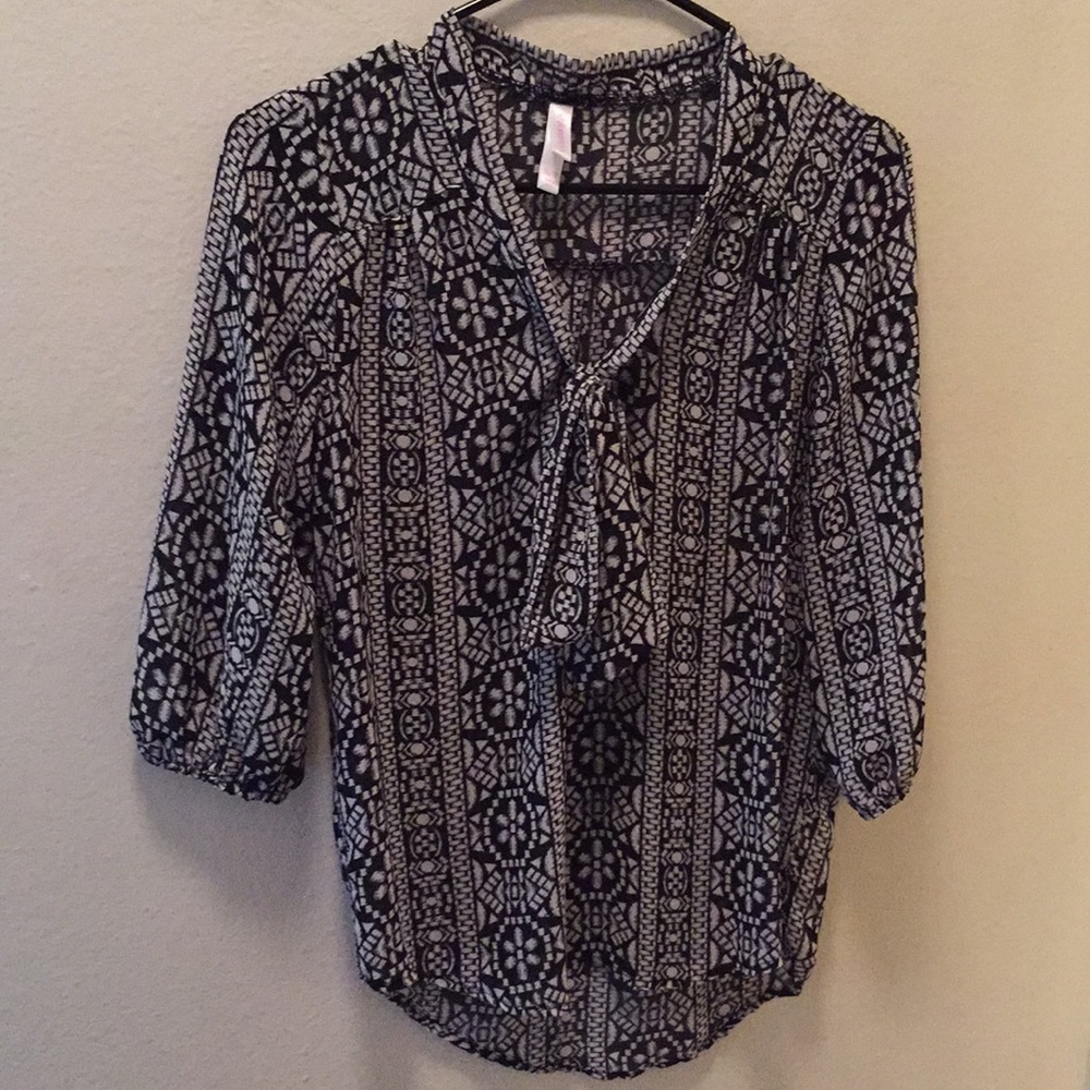 Blouse with designs