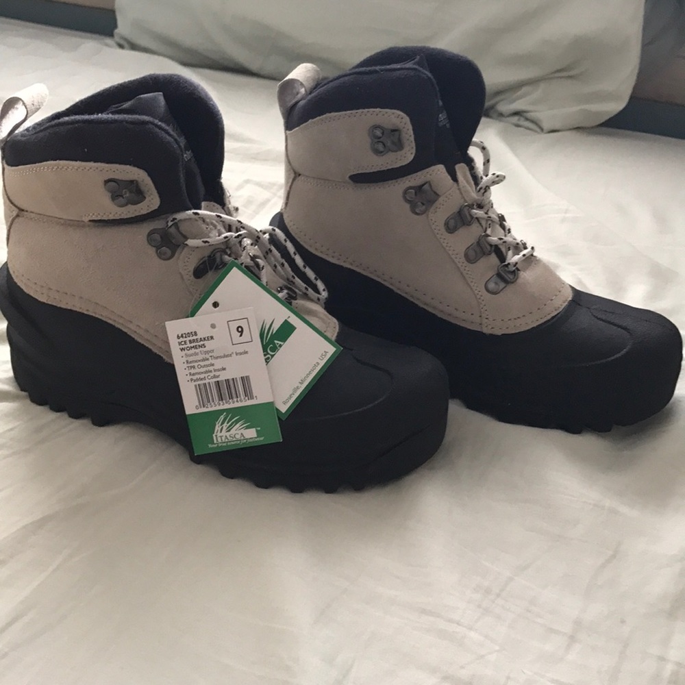 BRAND NEW SNOW BOOTS WITH TAGS