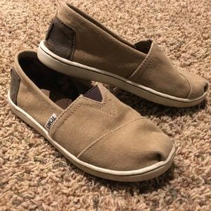 Size 13.5 youth Toms, canvas lion