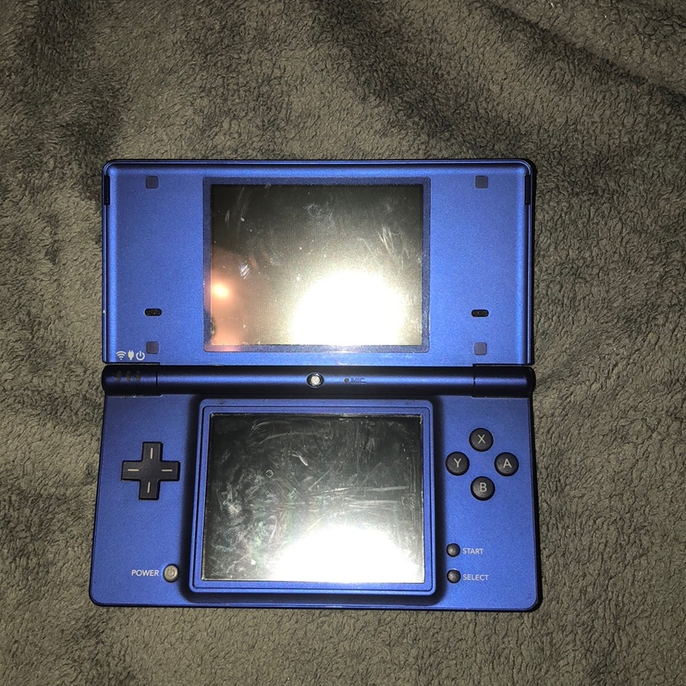 SUPER MARIO BROTHER!!!!Nintendo DSi and charger.