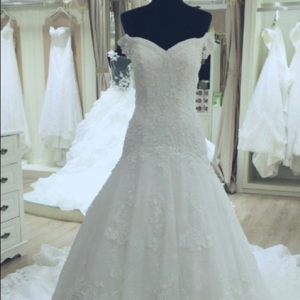 Never worn wedding dress