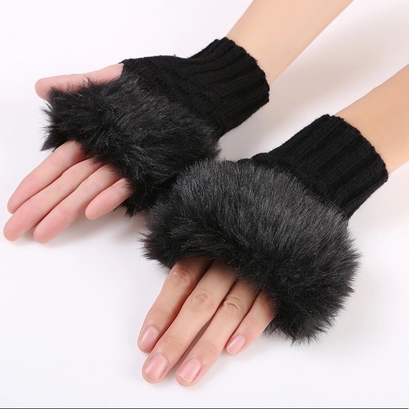 SOLD OUT 😊 MORE ARRIVING SOON Faux Fur Fingerless - Picture 3 of 6