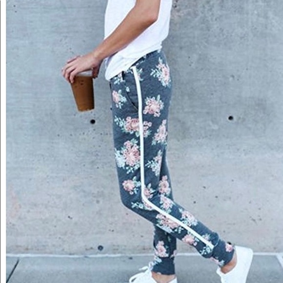SOLD🌺Cute floral💐 track -relax pants - Picture 3 of 8