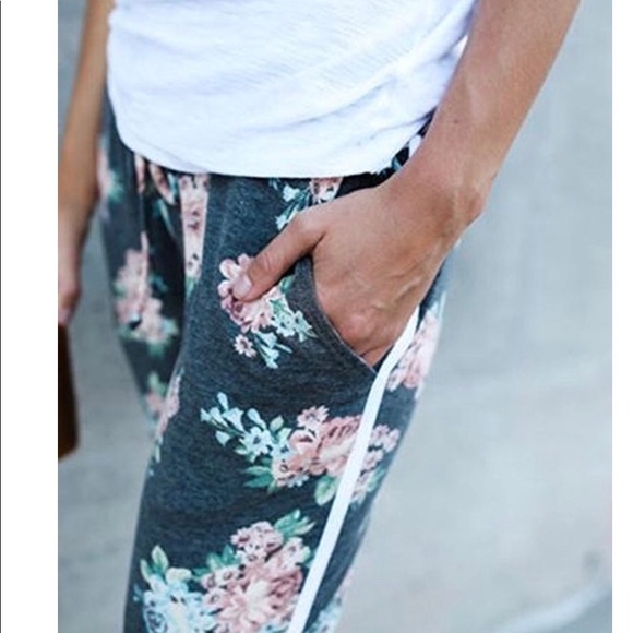 SOLD🌺Cute floral💐 track -relax pants - Picture 4 of 8