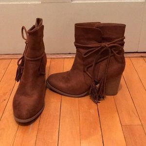 Ankle boots with tassels