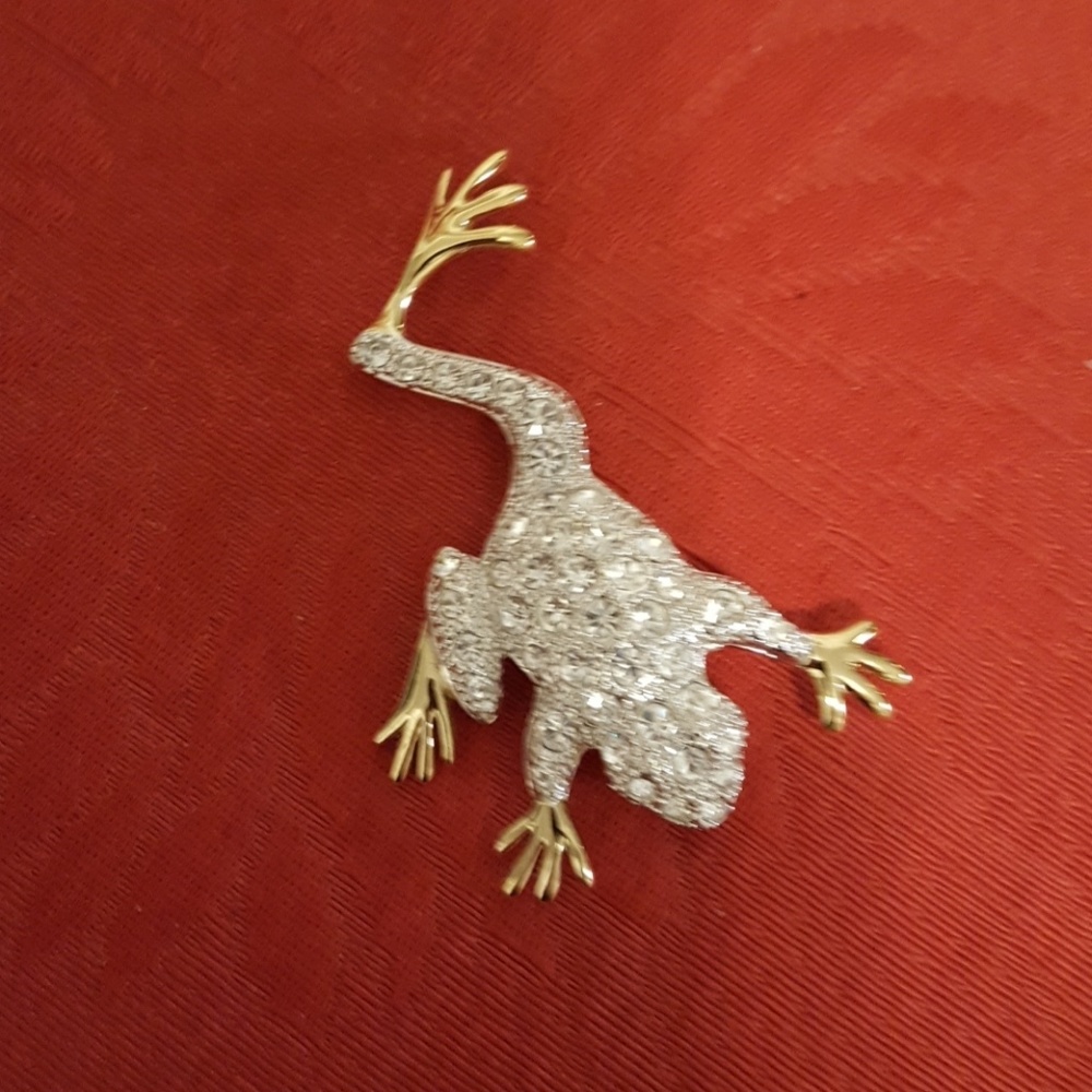 Momma frog pin from swaswarovski collection.