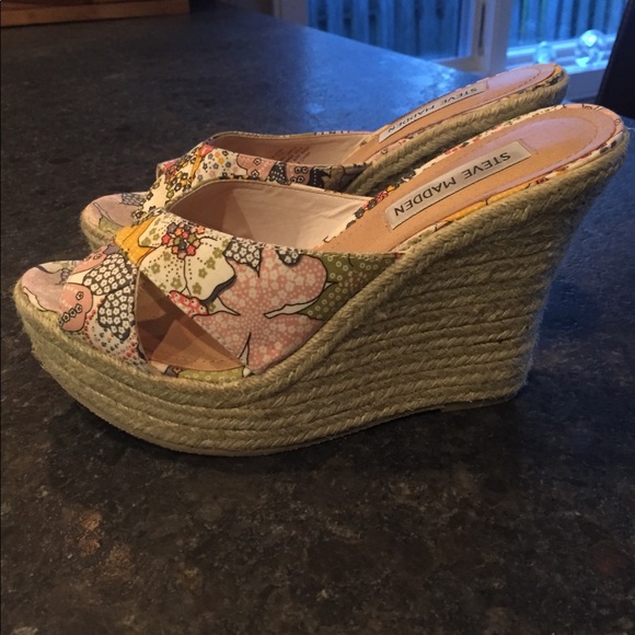 Steve Madden sandals -cute pattern!  Sz 7.5 - Picture 2 of 5