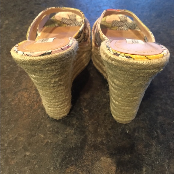 Steve Madden sandals -cute pattern!  Sz 7.5 - Picture 3 of 5