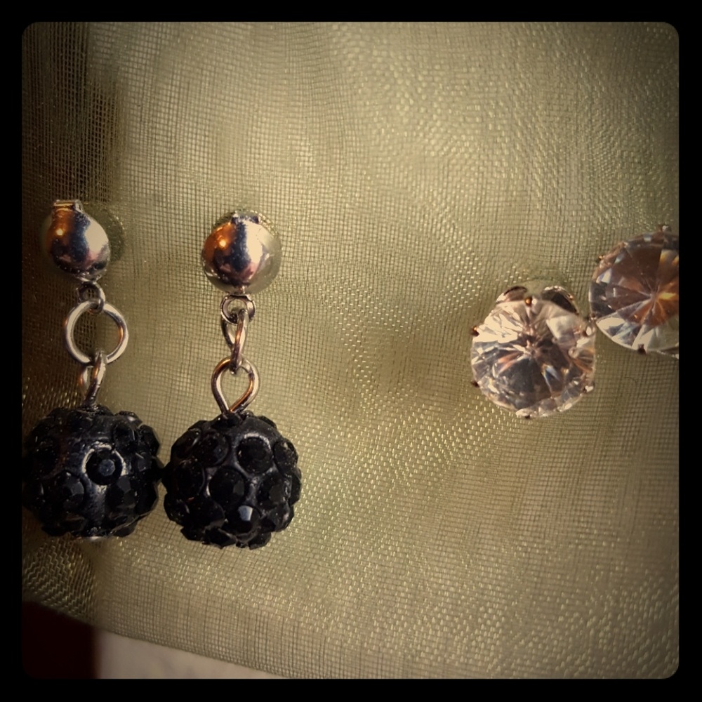 Set of 2 rhinestone post earrings.