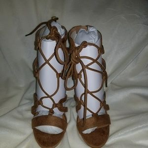 Strappy heeled sandle