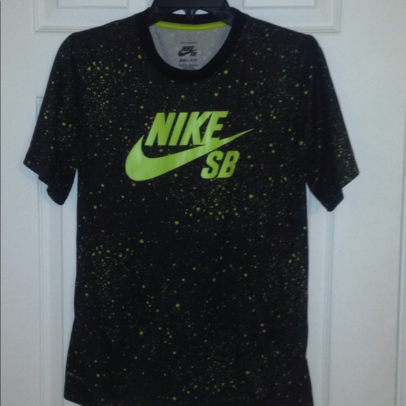 Nike Other - Nike SB dri-fit green and black T-Shirt