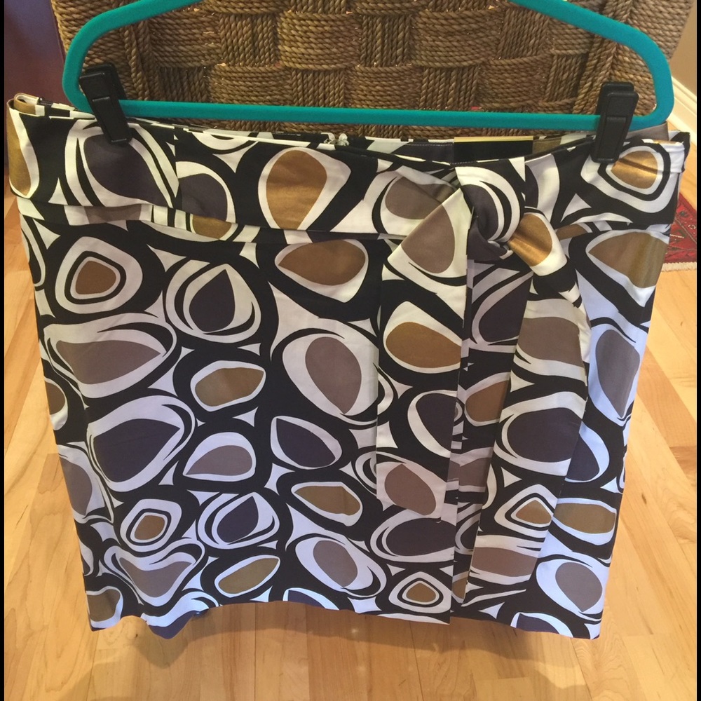 NWT Beautiful Metallic Geo Print Skirt