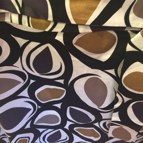 NWT Beautiful Metallic Geo Print Skirt - Picture 2 of 6