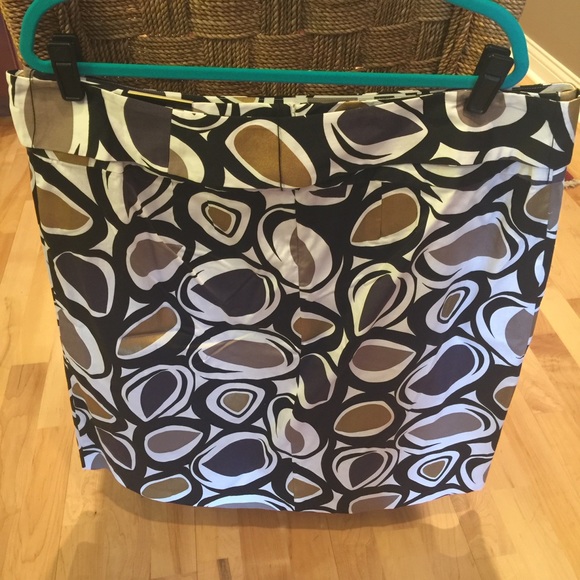 NWT Beautiful Metallic Geo Print Skirt - Picture 3 of 6