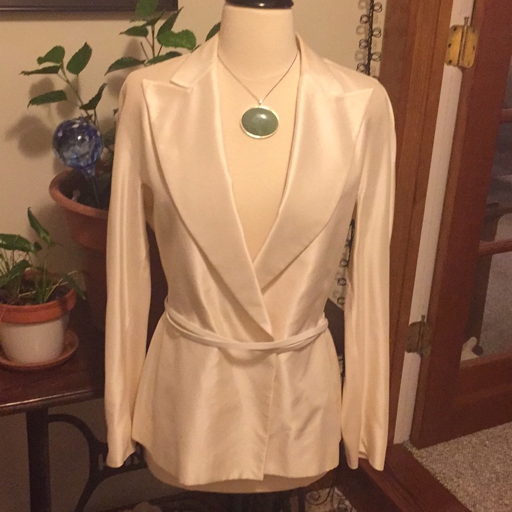 HUGE Sale today Gucci Auth ivory blazer 42 (M)