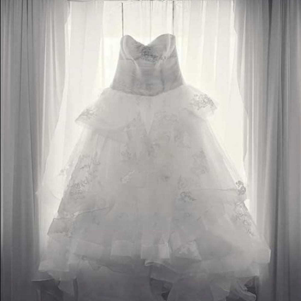 White by Vera wang strapless tulle wedding dress! - Picture 1 of 8