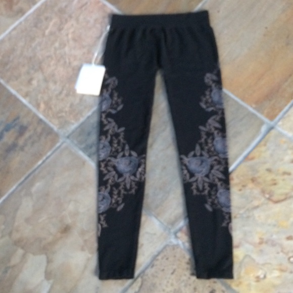 🍃💕NWT Rose Floral Embroidery Print Yoga Pant - Picture 2 of 8