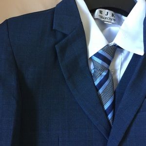 New Boys blue 5-piece suit set with tie, size 6