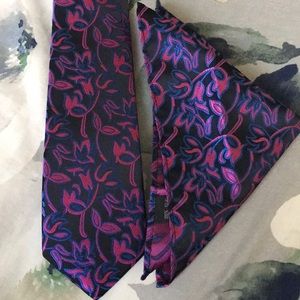 Men’s floral pattern tie and handkerchief