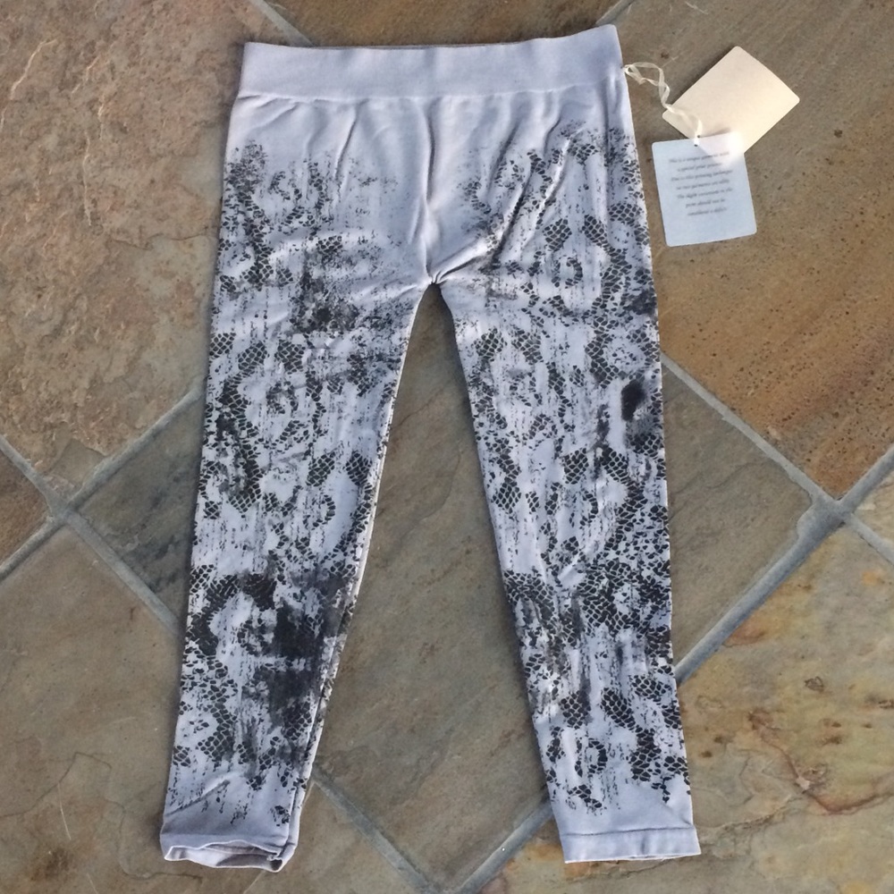🍃💕NWT Abstract Floral Lace Yoga Capri Pant