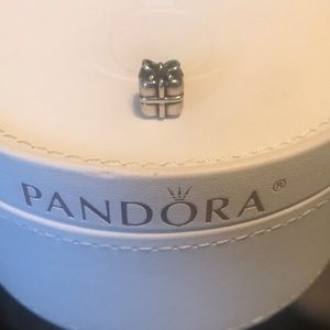 Pandora present charm