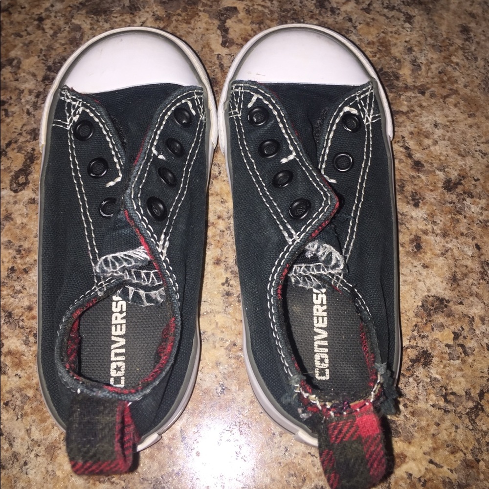 Super cute black converse shoes