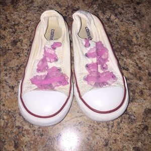 Converse shoes with pink shoe strings