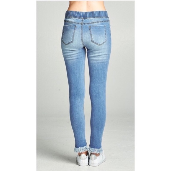 🌟SALE🌟Distressed Denim Skinny Jean - Picture 2 of 3