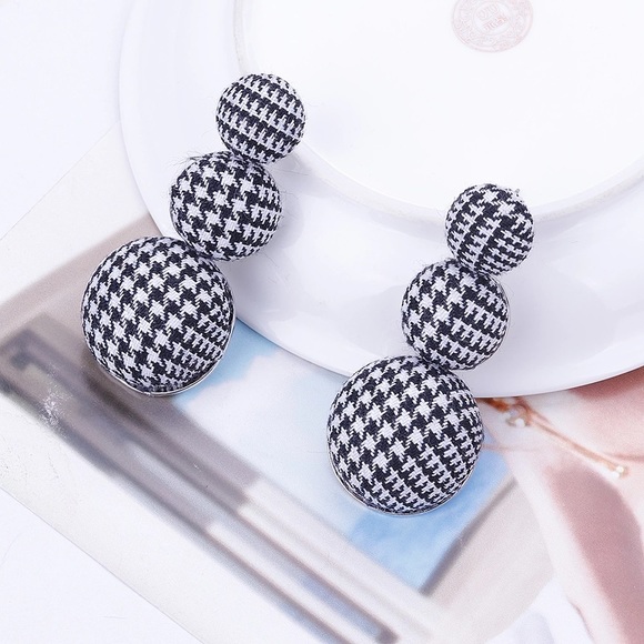 🆕McKenzie Black & White Gingham Drop Earrings - Picture 2 of 8