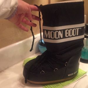 Black moon boots