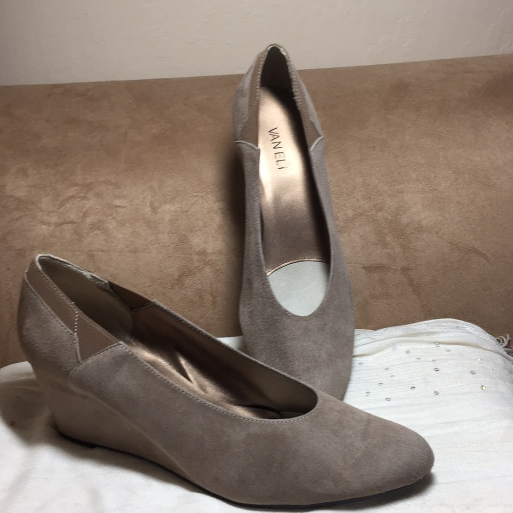 Brand new tan suede Vanelli 2" pointed wedges S 11