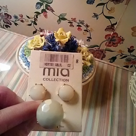 MIA COLLECTION RING & EARRINGS SET - Picture 2 of 3