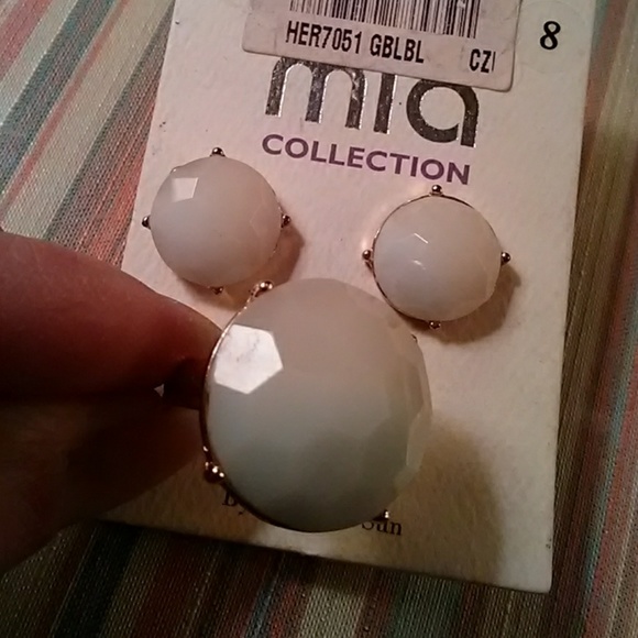 MIA COLLECTION RING & EARRINGS SET - Picture 3 of 3