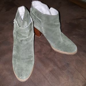 GAP GORGEOUS green suede ankle booties size 6.5/7