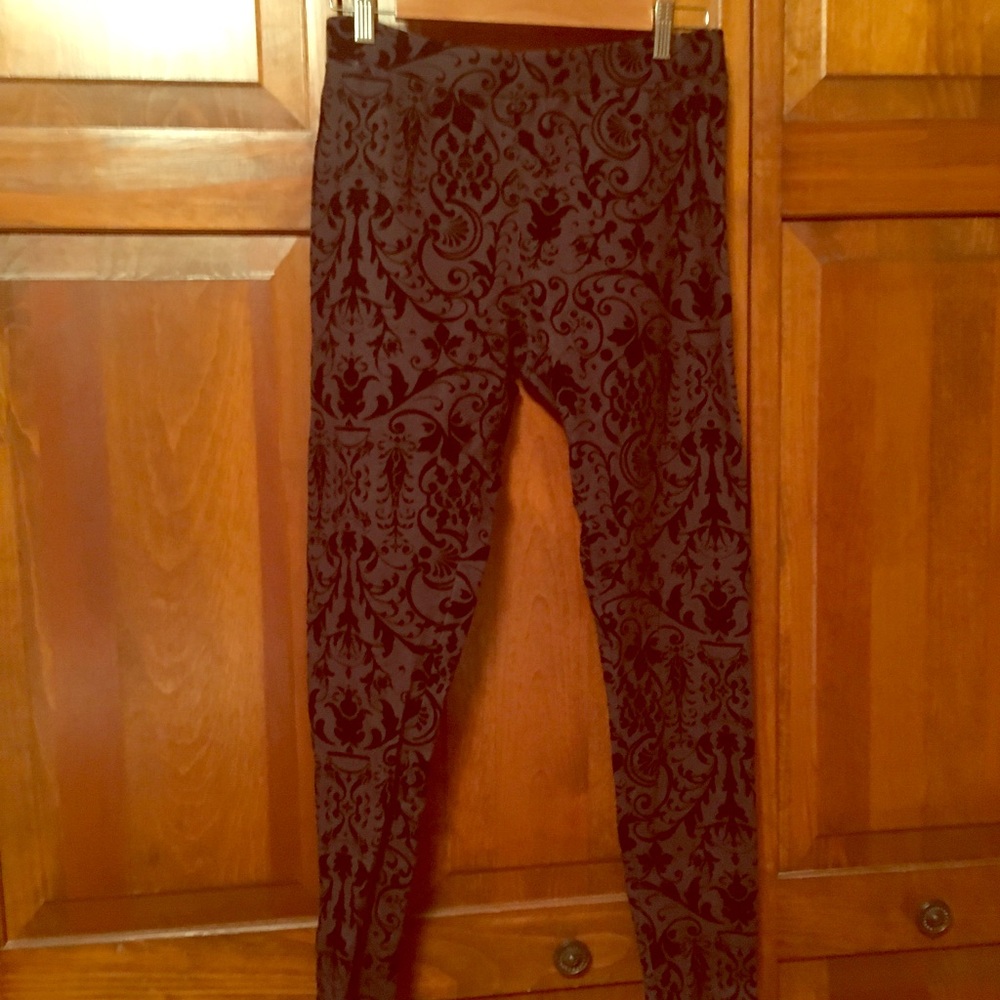 Gray leggings with pattern