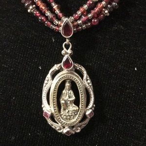 Garnets strands Kuan in pendant