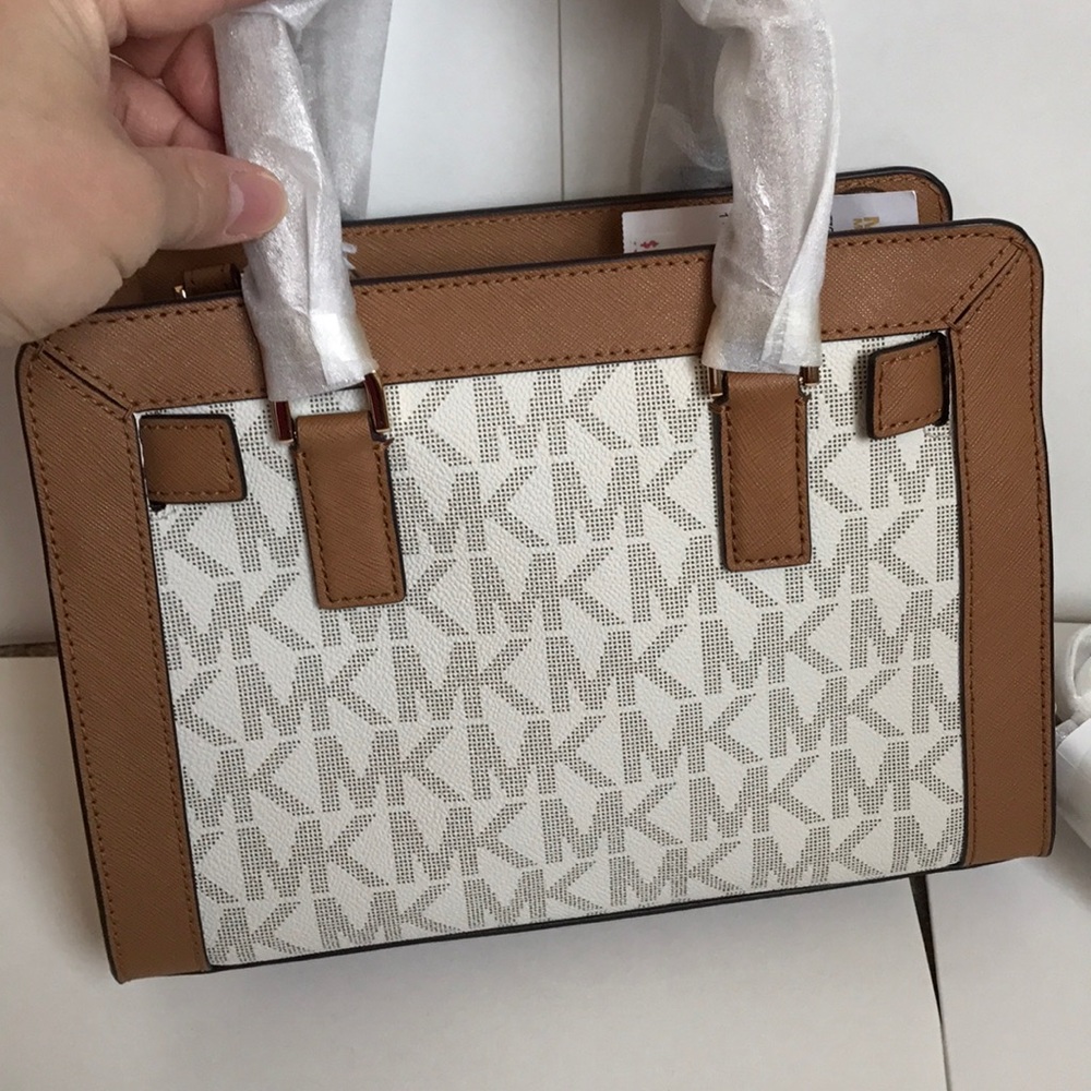 💕🍒mk Satchel🍒crossbody vanilla/acorn - Picture 5 of 8