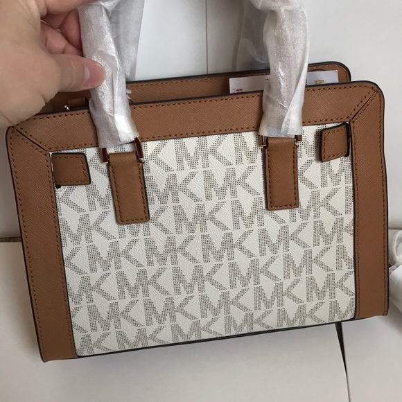 💕🍒mk Satchel🍒crossbody vanilla/acorn - Picture 5 of 8