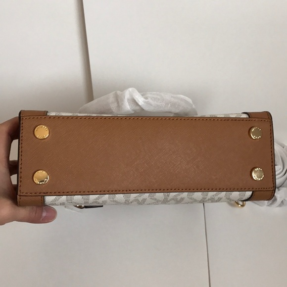 💕🍒mk Satchel🍒crossbody vanilla/acorn - Picture 4 of 8