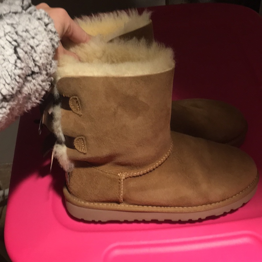 Ugg with bow backs