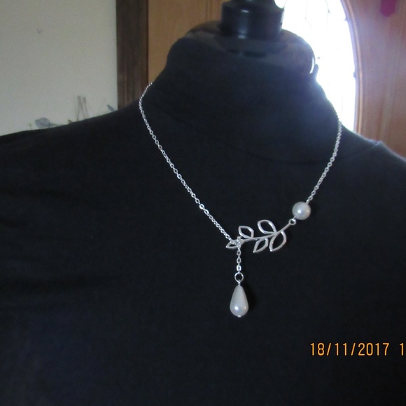 DR157.  Silver and Pearl Necklace - Picture 2 of 6