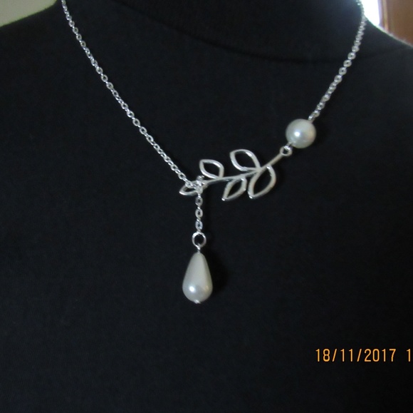 DR157.  Silver and Pearl Necklace - Picture 6 of 6
