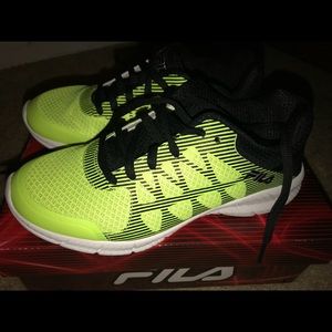 New Fila Boys 4 tennis shoes