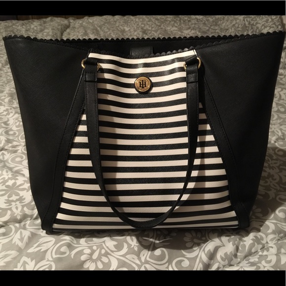 Tommy Hilfiger Handbags - Tommy Hilfiger tote