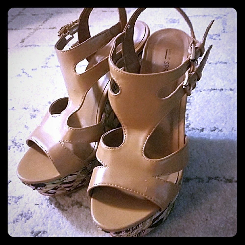 Nude wedge sandals with raffia design