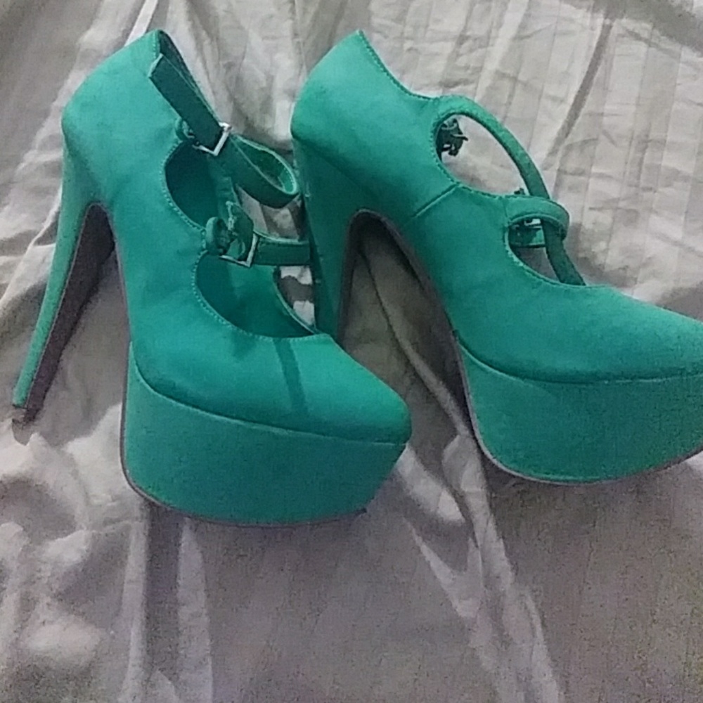 Heels - Picture 4 of 4