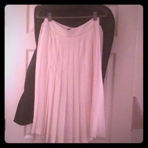 Banana republic cream pleated skirt.