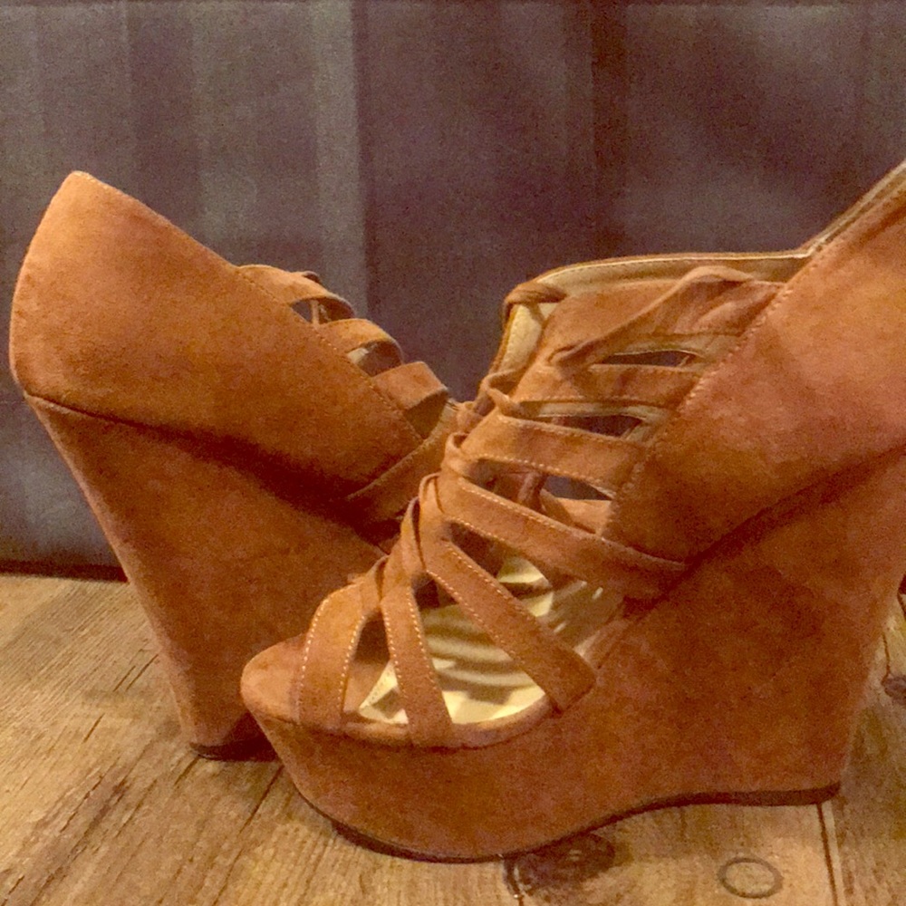 Tie up brown wedges