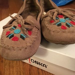 Minnetonka Beaded Moccasins Tan Size 10
