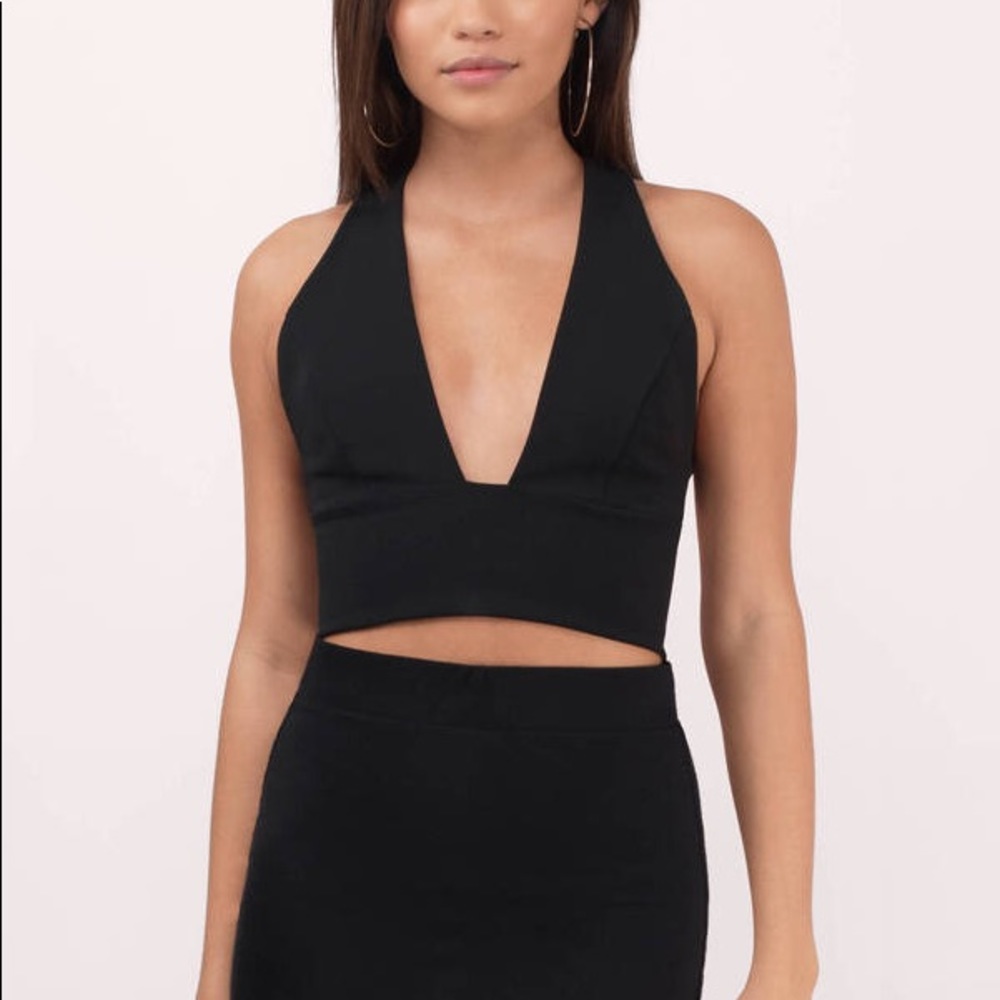 BLACK STRAPPY CROP TOP